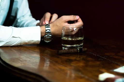 カウンターに座る男性